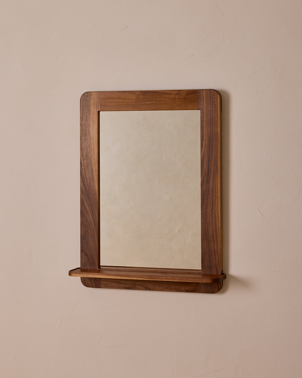 #size_medium #wood-finish_black walnut #leather-finish_cognac