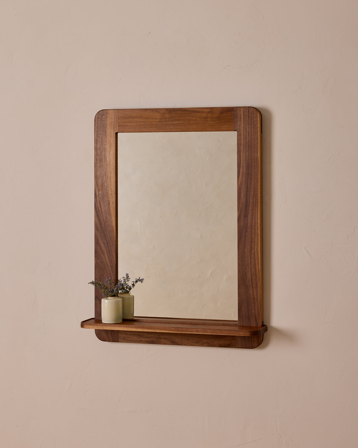 #size_medium #wood-finish_black walnut #leather-finish_cognac
