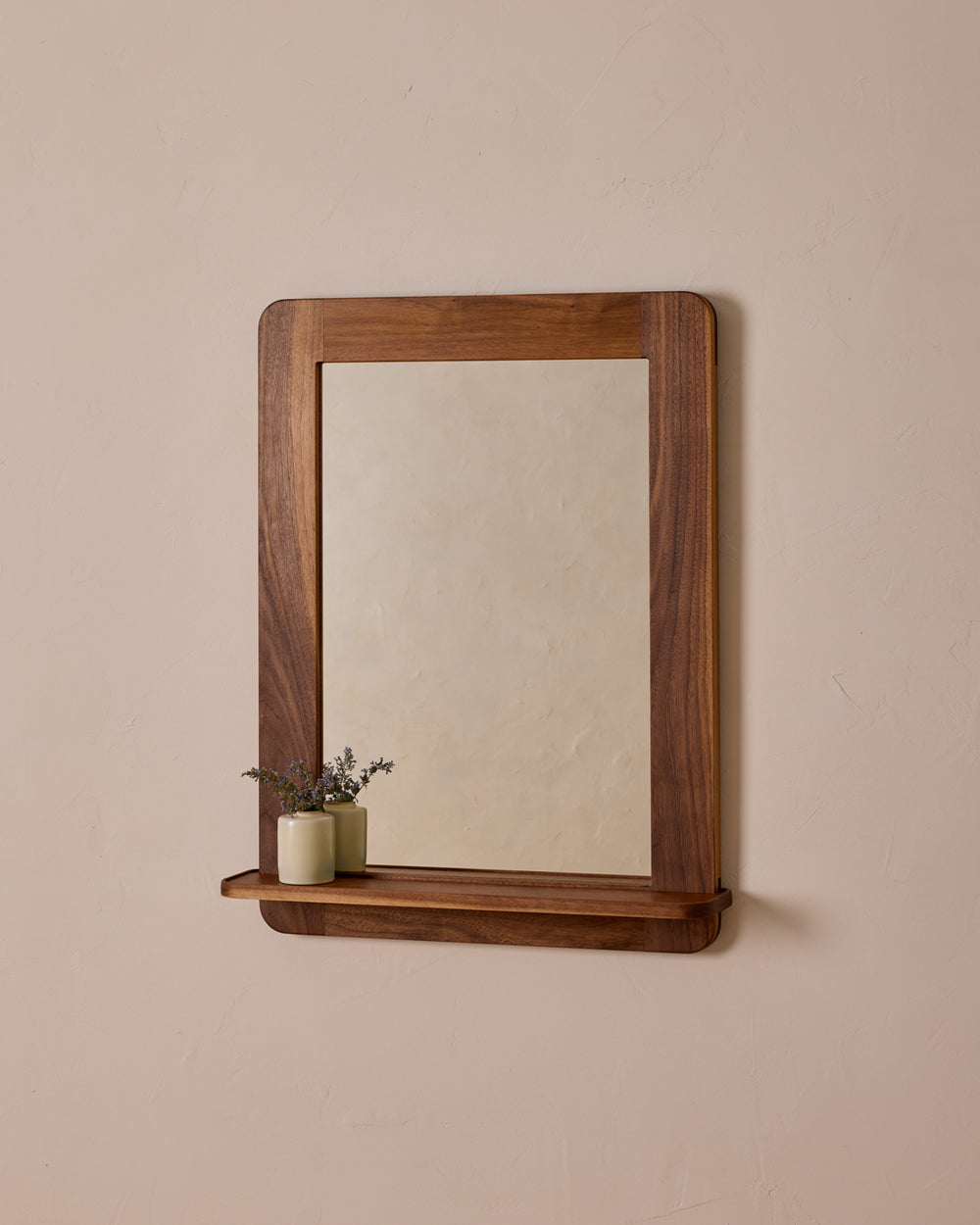 #size_medium #wood-finish_black walnut #leather-finish_cognac