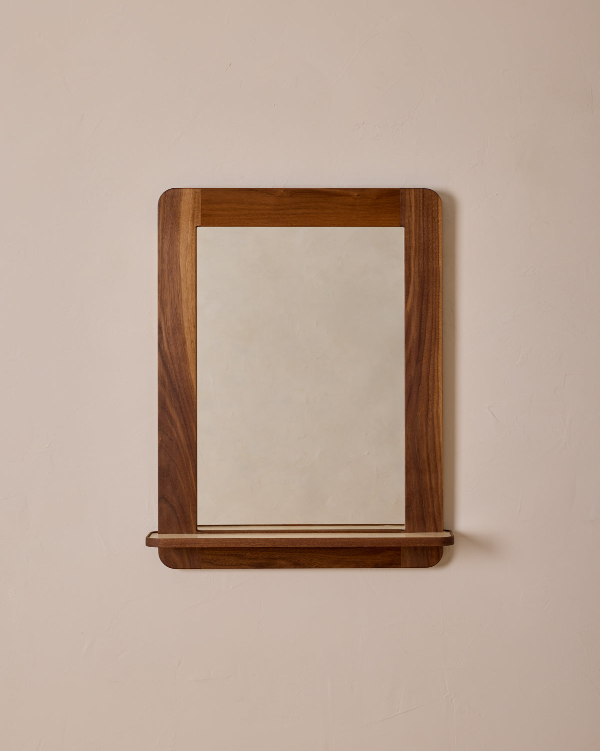 #size_medium #wood-finish_black walnut #leather-finish_eggshell