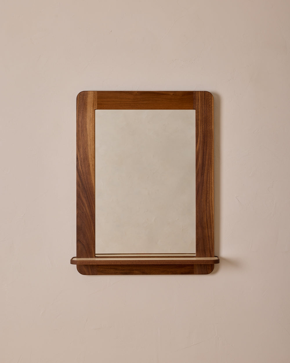 #size_medium #wood-finish_black walnut #leather-finish_eggshell