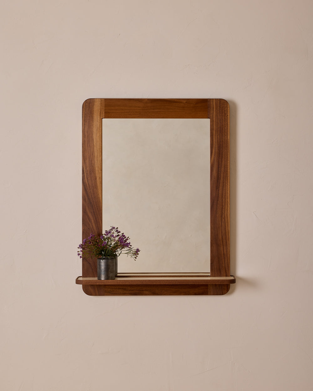 #size_medium #wood-finish_black walnut #leather-finish_eggshell