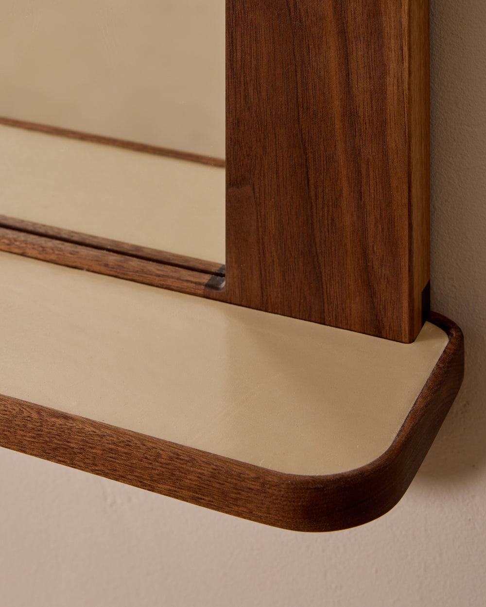 #wood-finish_black walnut #leather-finish_eggshell