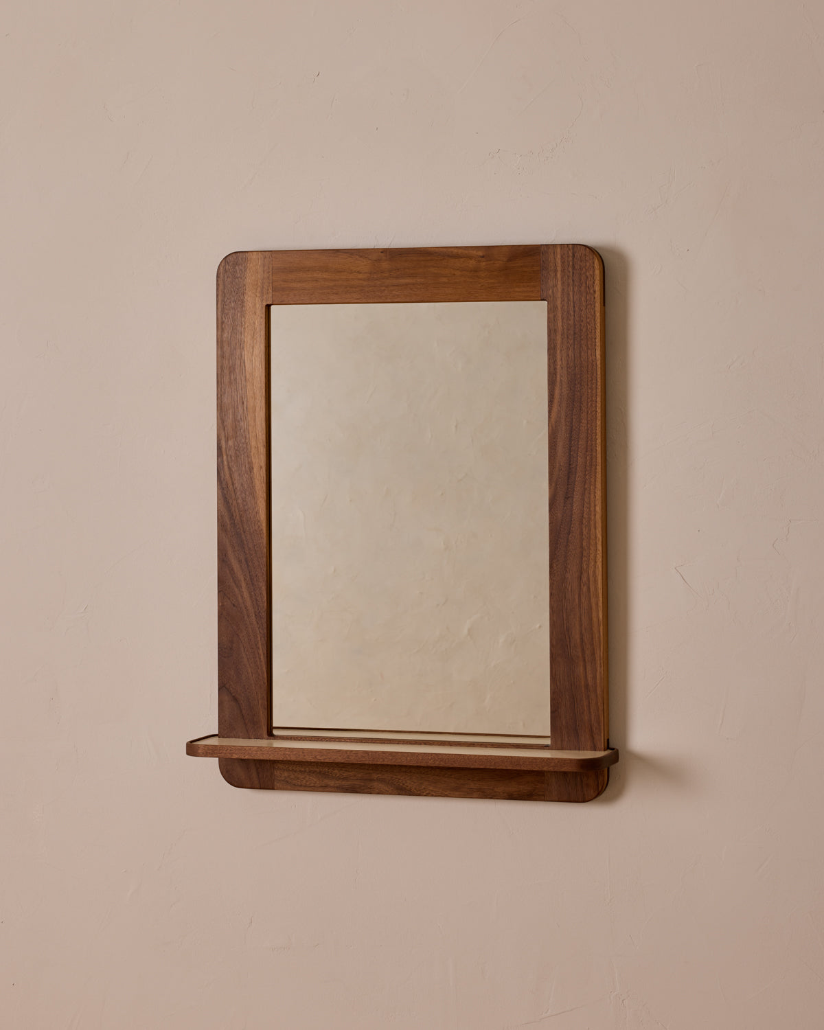 #size_medium #wood-finish_black walnut #leather-finish_eggshell
