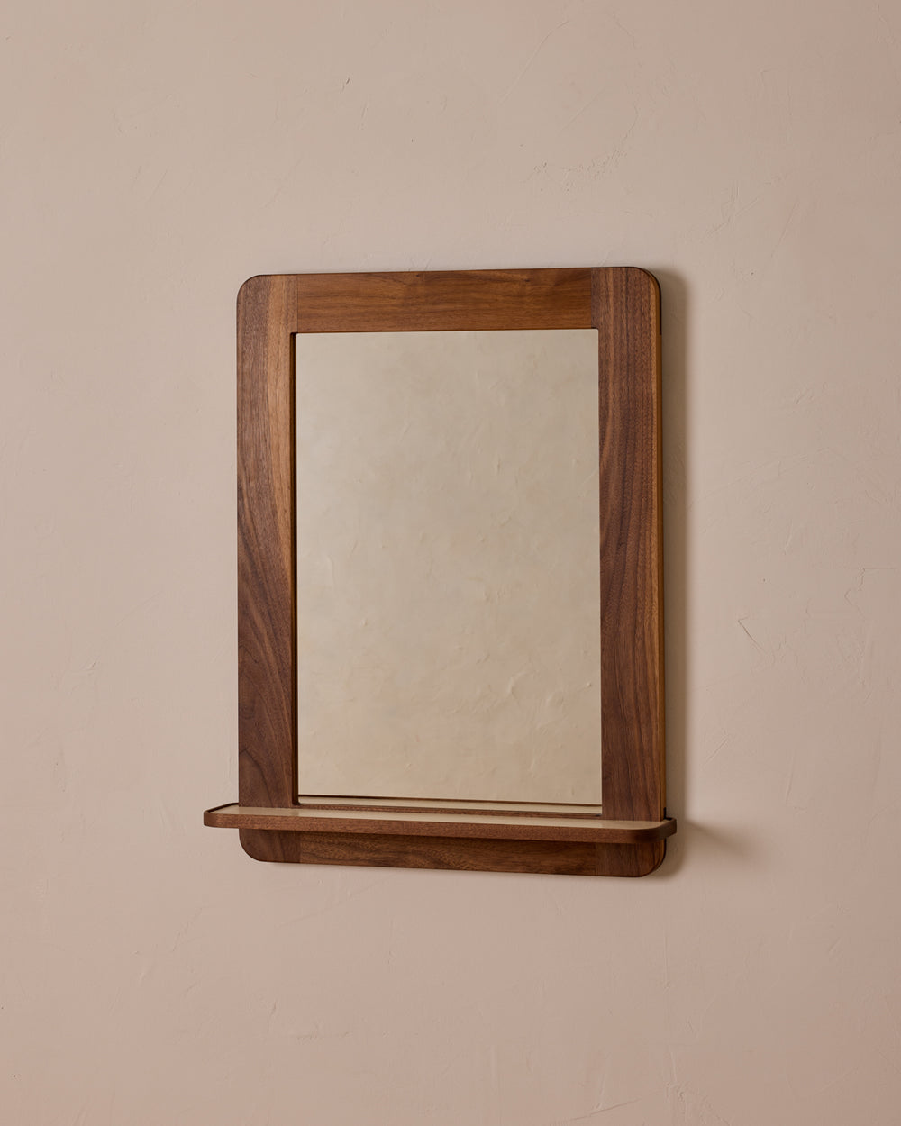 #size_medium #wood-finish_black walnut #leather-finish_eggshell