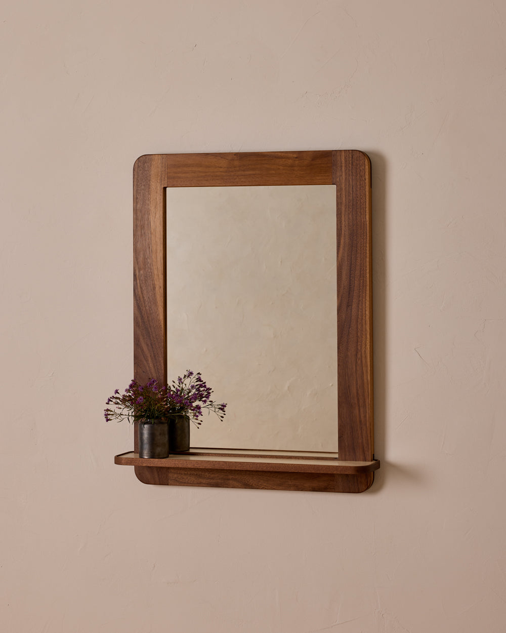 #size_medium #wood-finish_black walnut #leather-finish_eggshell