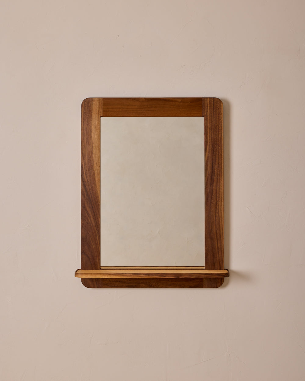 #size_medium #wood-finish_black walnut #leather-finish_natural
