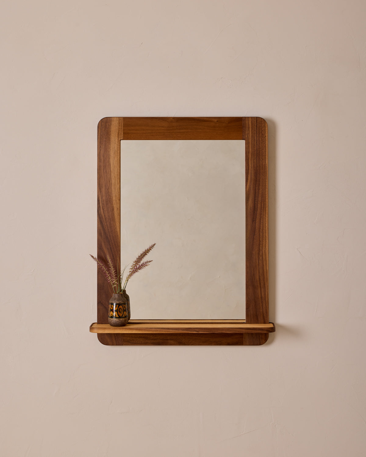 #size_medium #wood-finish_black walnut #leather-finish_natural
