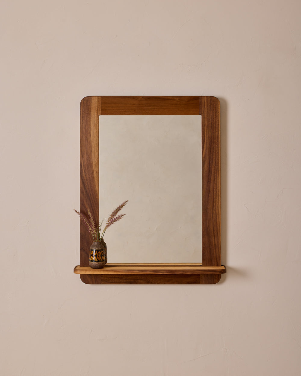 #size_medium #wood-finish_black walnut #leather-finish_natural