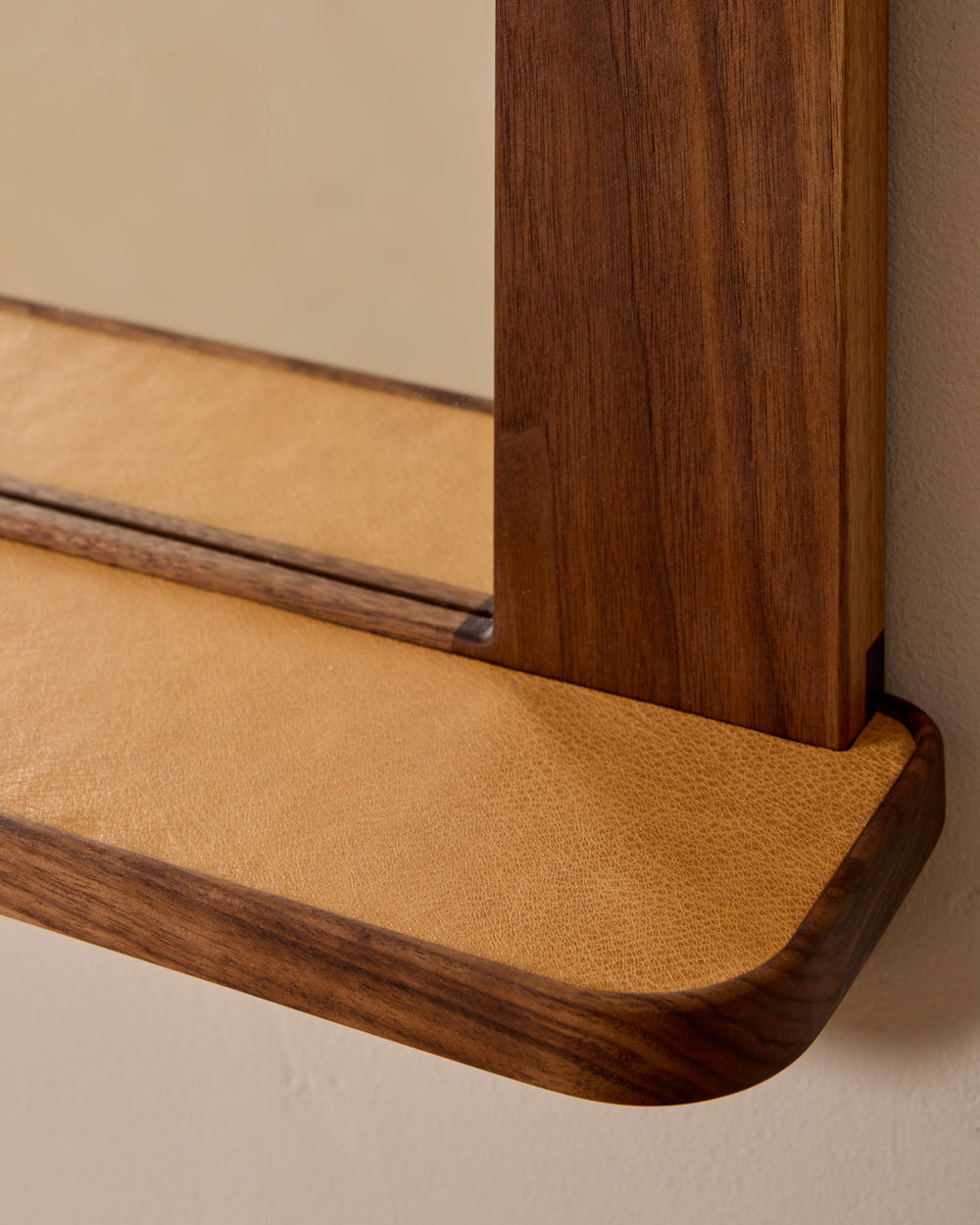 #wood-finish_black walnut #leather-finish_natural