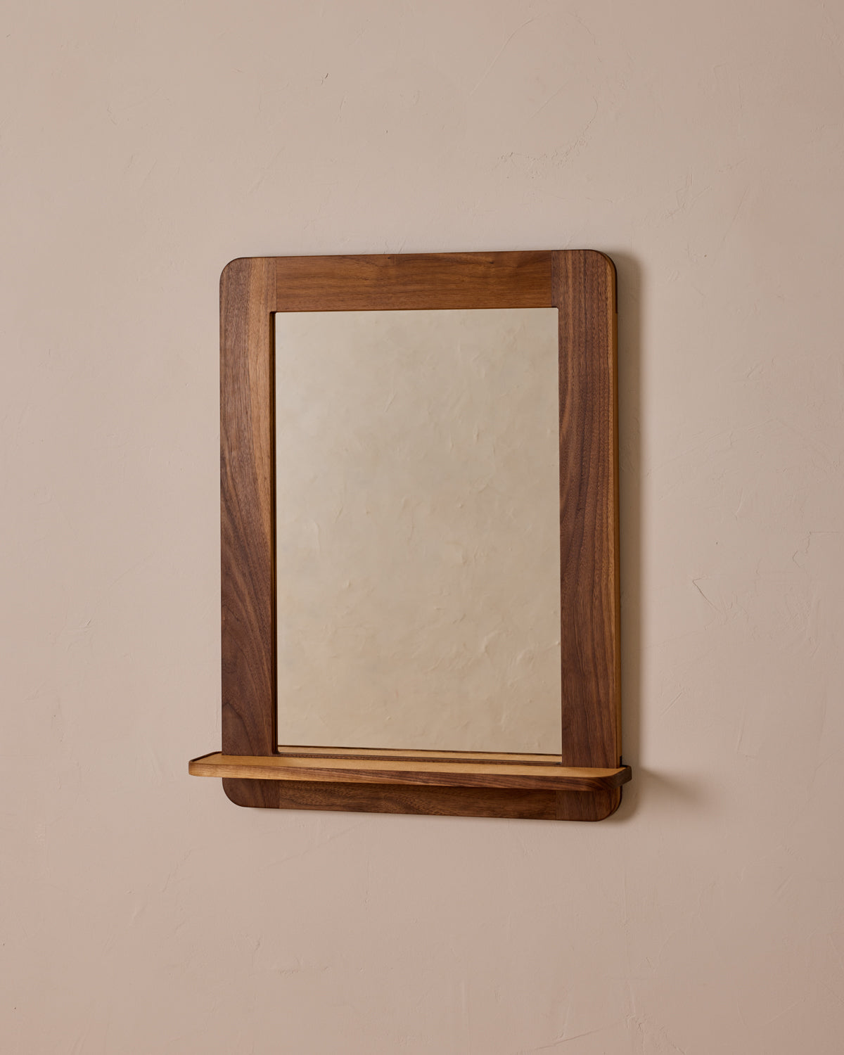 #size_medium #wood-finish_black walnut #leather-finish_natural