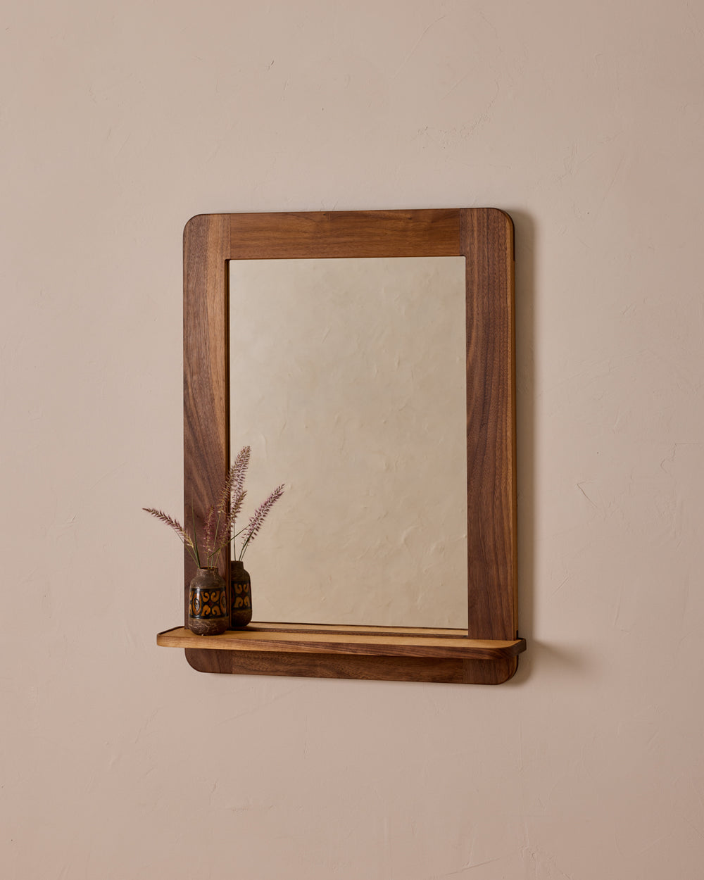 #size_medium #wood-finish_black walnut #leather-finish_natural