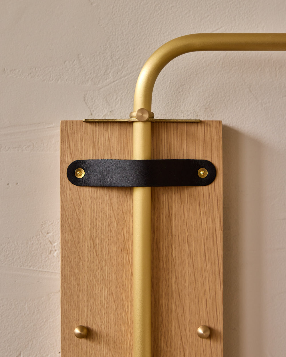 #leather-finish_black harness #wood-finish_white oak #wiring_hardwired