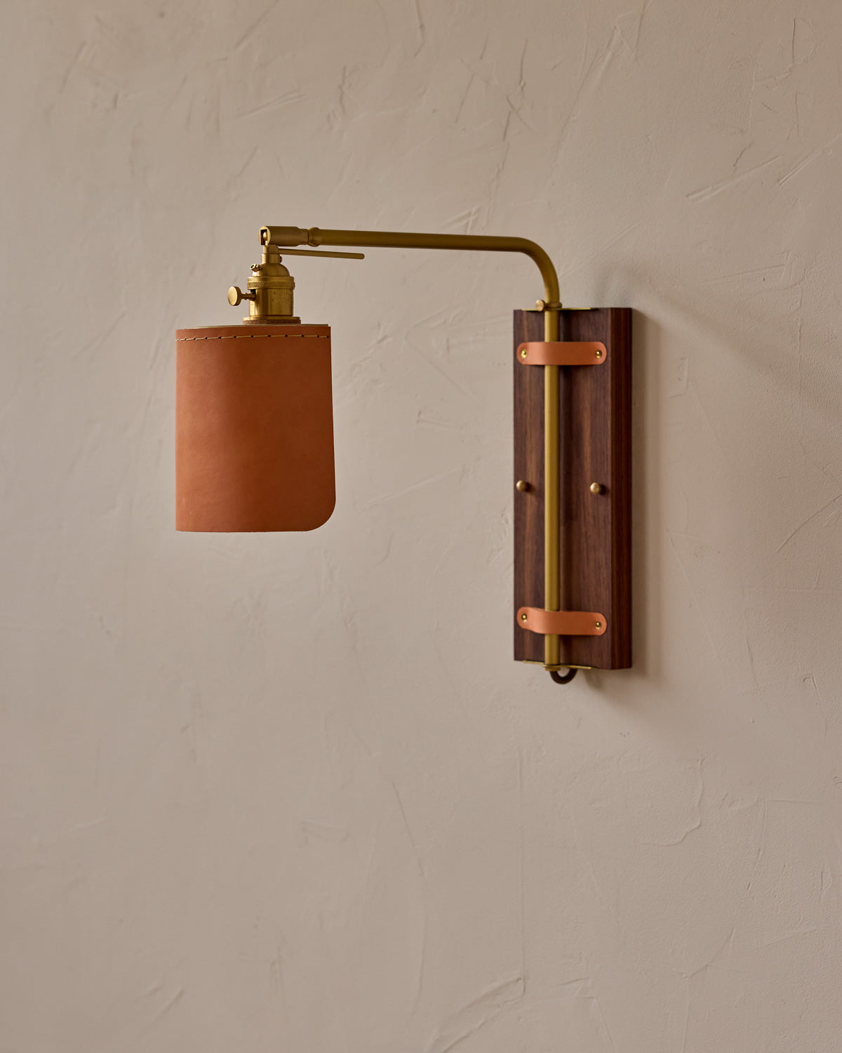 #leather-finish_natural harness #wood-finish_black walnut #wiring_hardwired