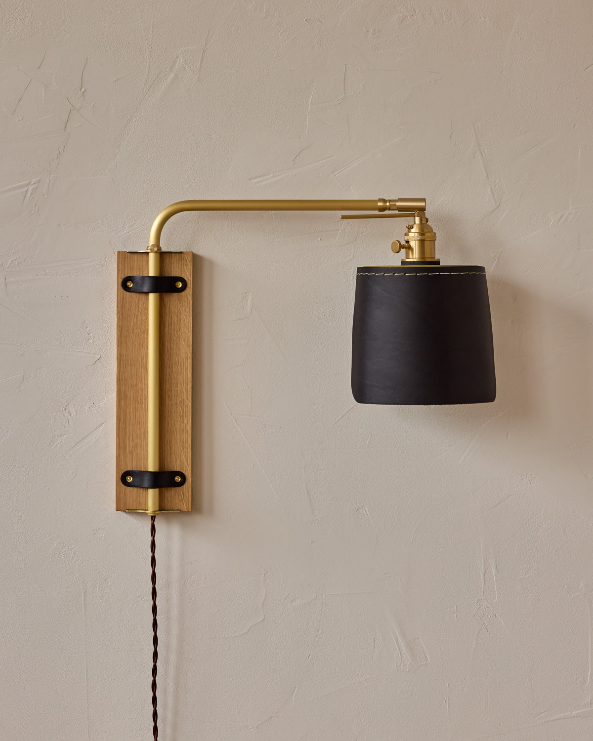 #leather-finish_black harness #wood-finish_white oak #wiring_plug-in