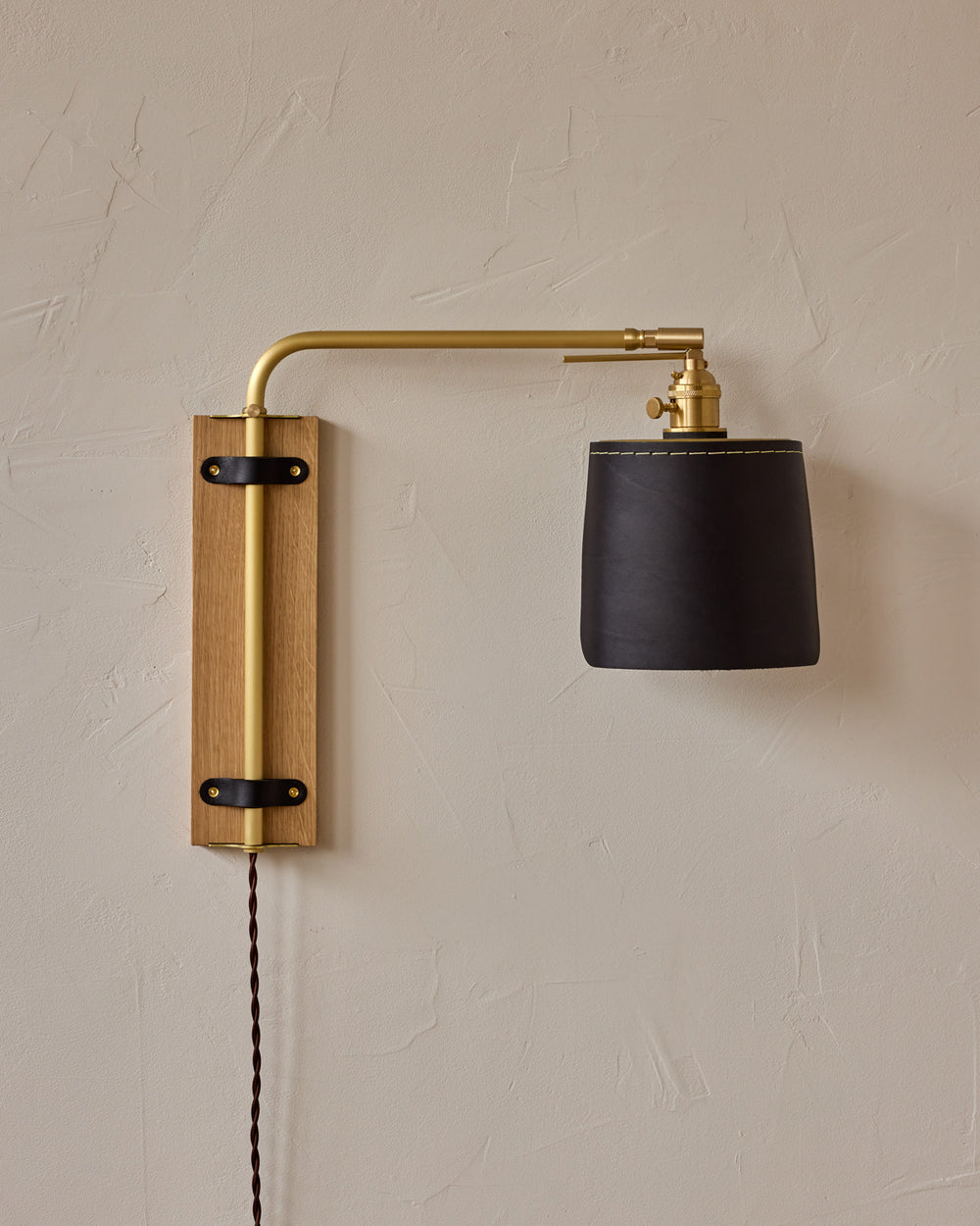 #leather-finish_black harness #wood-finish_white oak #wiring_plug-in