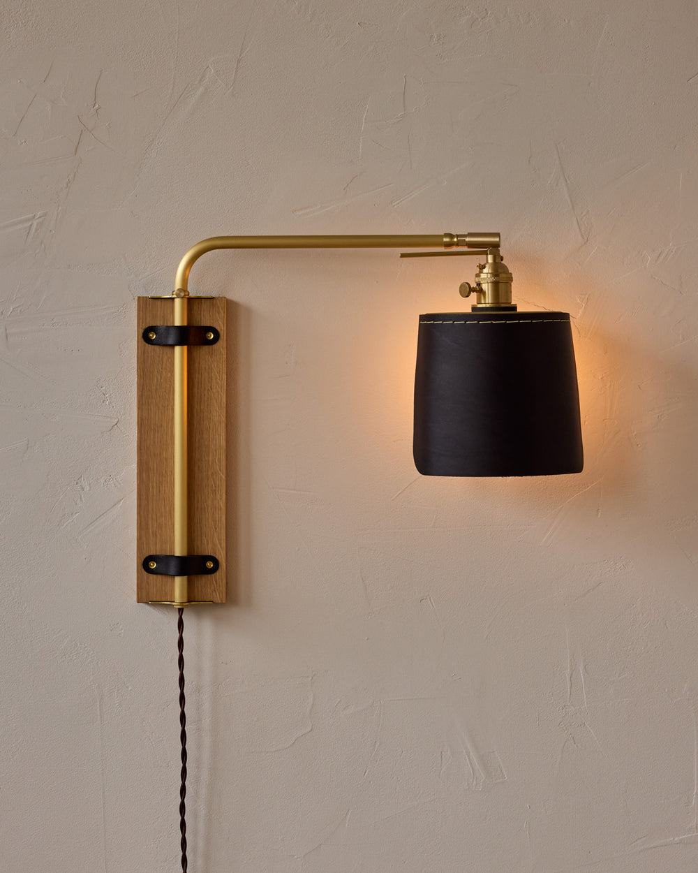 #leather-finish_black harness #wood-finish_white oak #wiring_plug-in