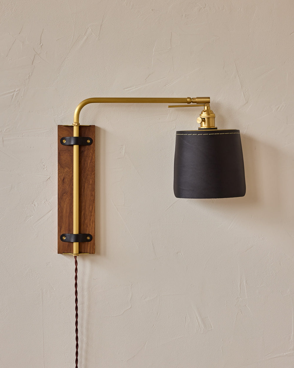 #leather-finish_black harness #wood-finish_black walnut #wiring_plug-in
