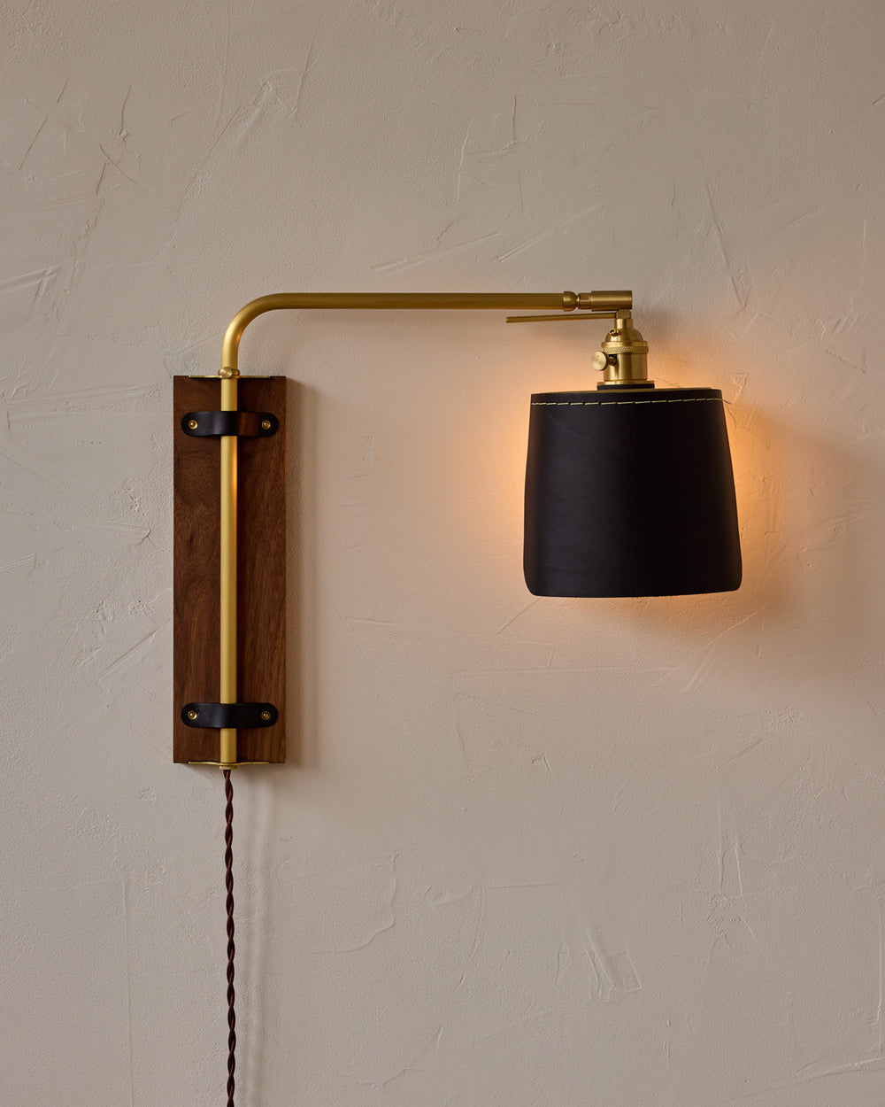 #leather-finish_black harness #wood-finish_black walnut #wiring_plug-in
