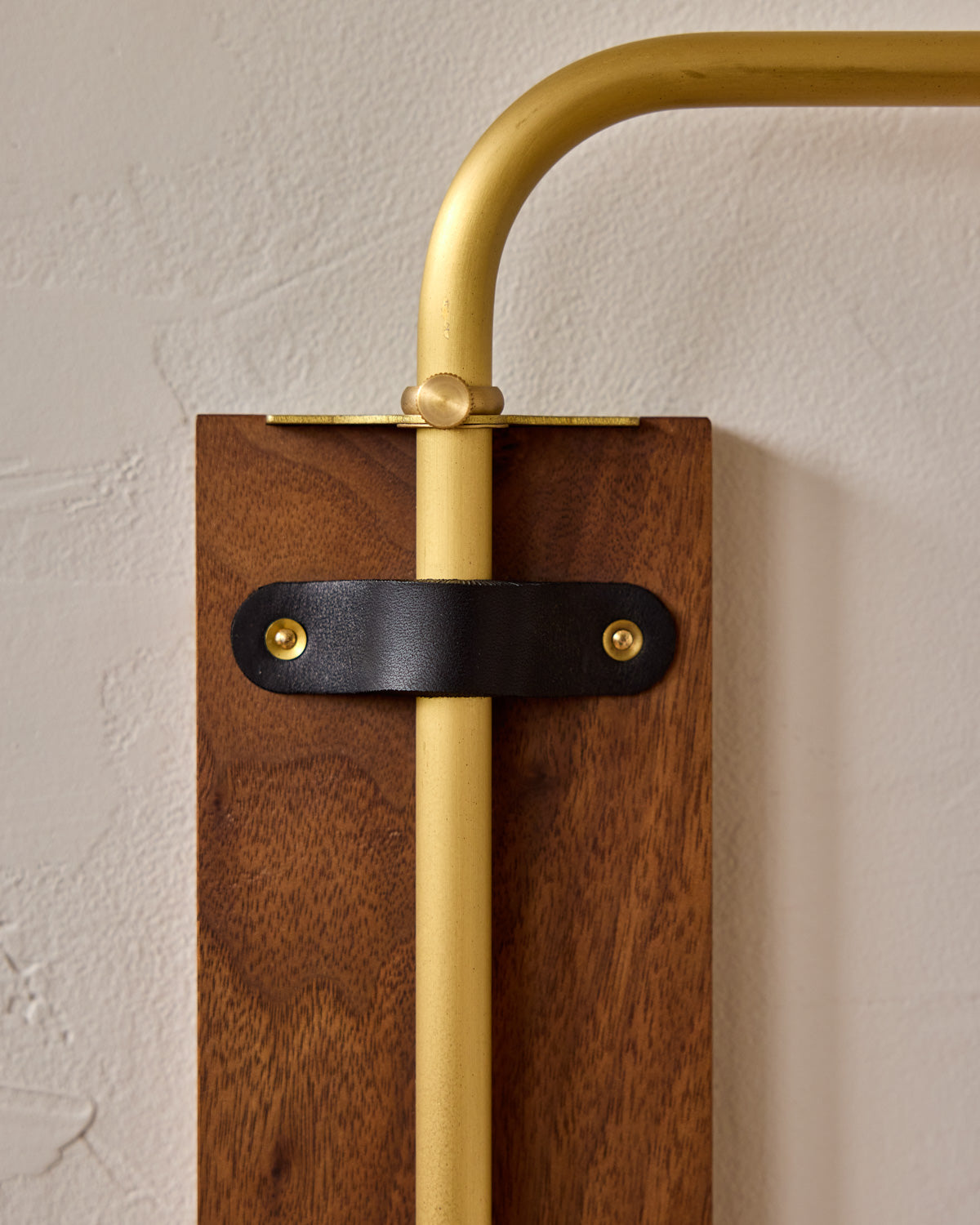 #leather-finish_black harness #wood-finish_black walnut #wiring_plug-in