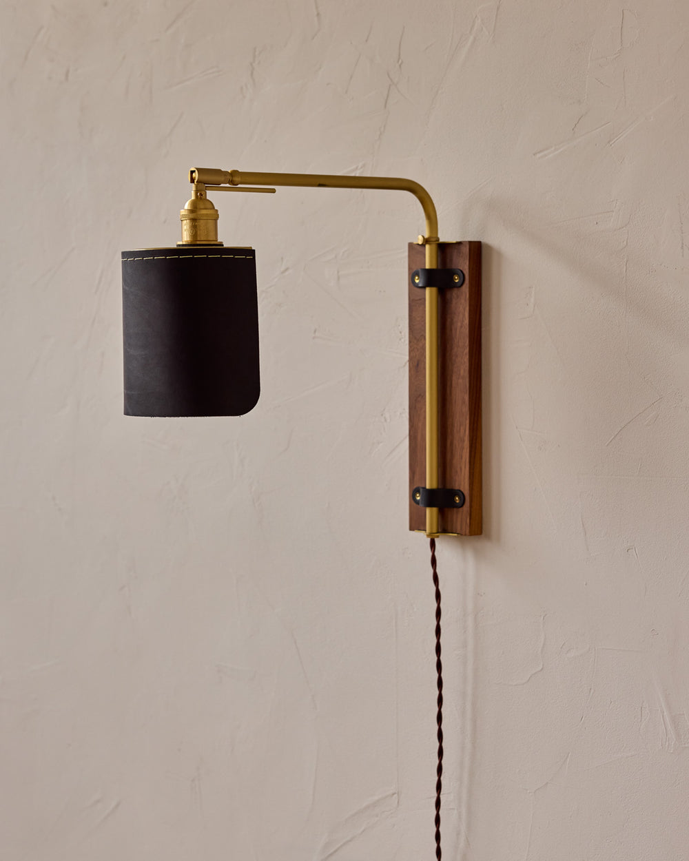#leather-finish_black harness #wood-finish_black walnut #wiring_plug-in