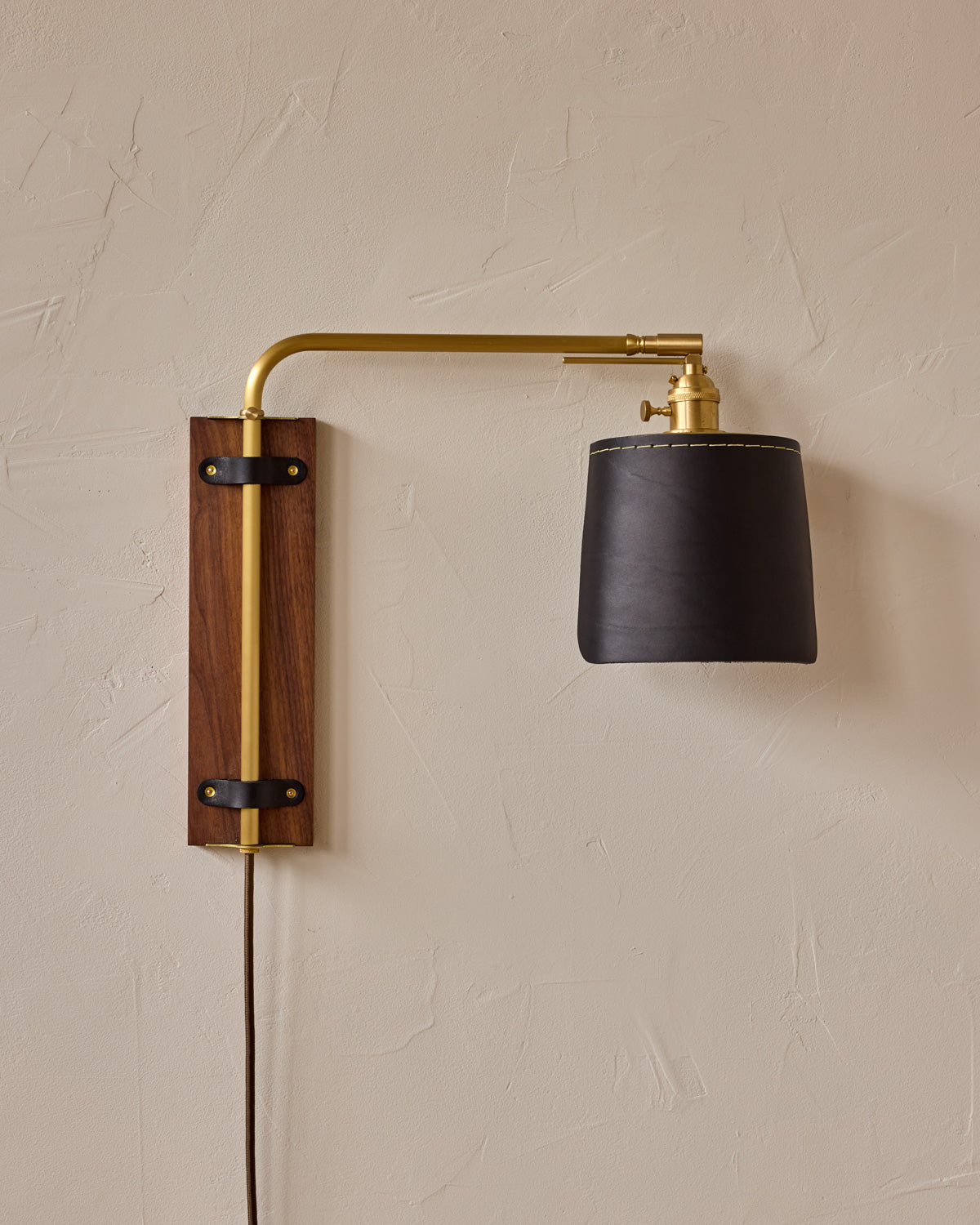 #leather-finish_black harness #wood-finish_black walnut #wiring_plug-in