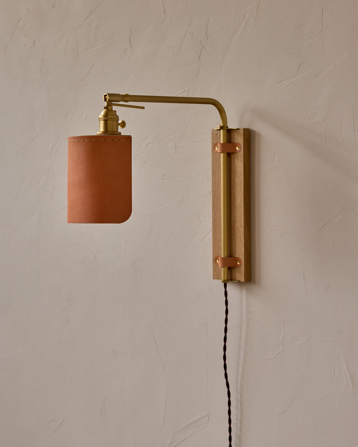 #leather-finish_natural harness #wood-finish_white oak #wiring_plug-in