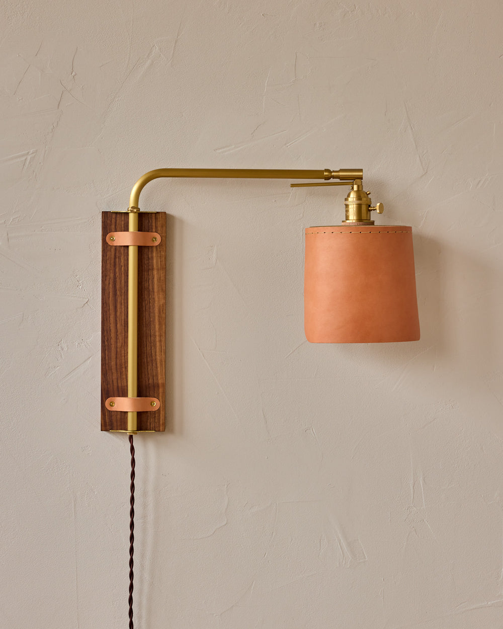 #leather-finish_natural harness #wood-finish_black walnut #wiring_plug-in