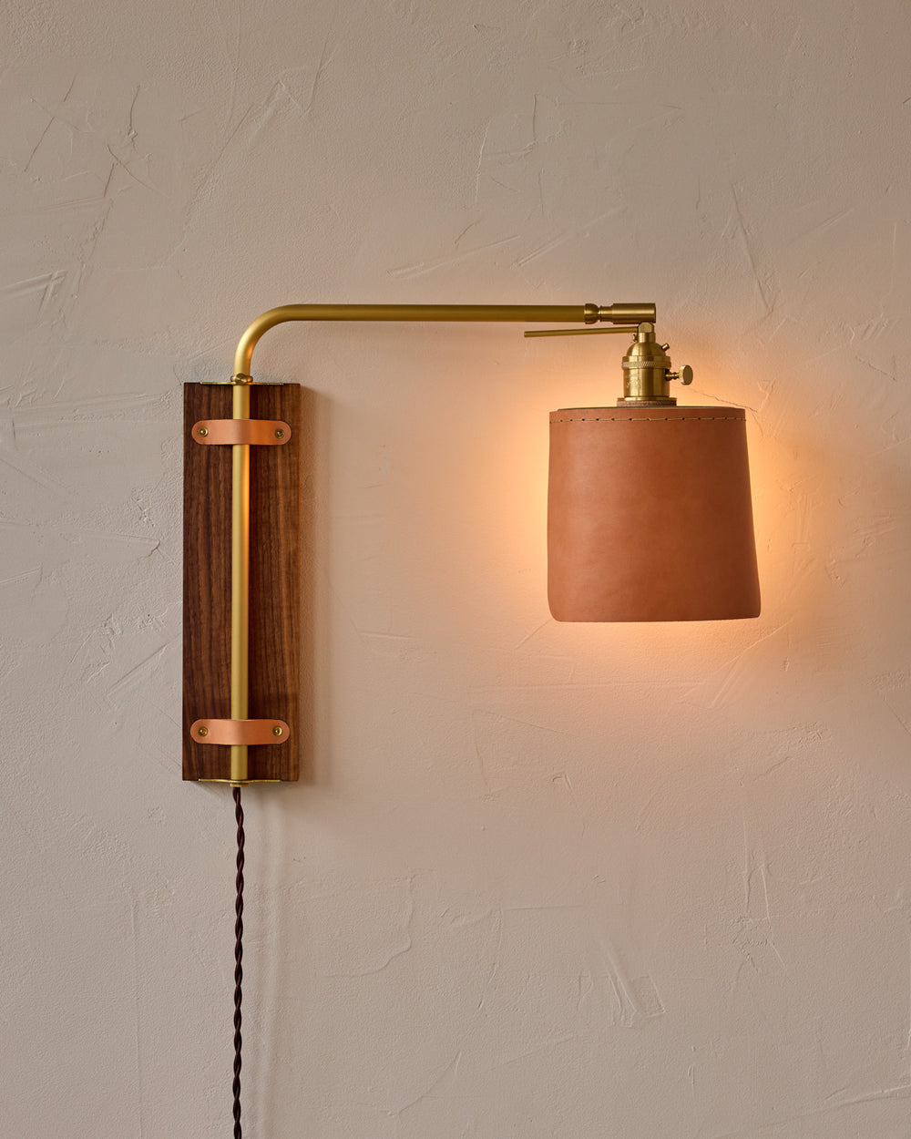 #leather-finish_natural harness #wood-finish_black walnut #wiring_plug-in