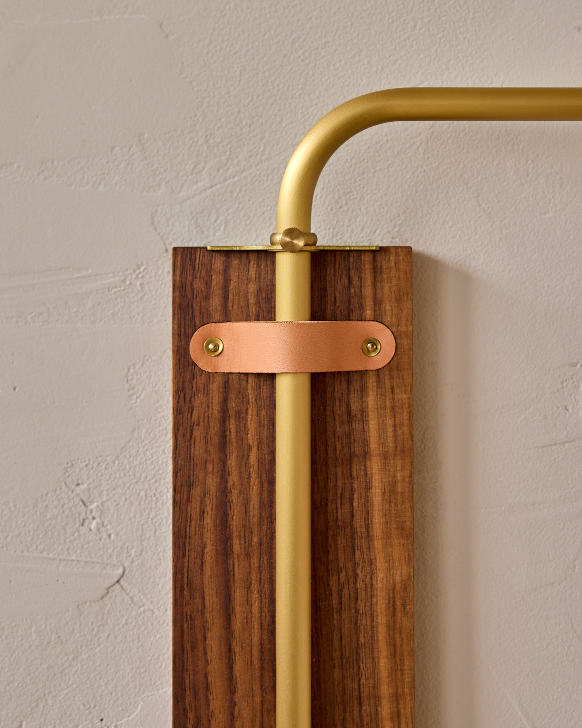 #leather-finish_natural harness #wood-finish_black walnut #wiring_plug-in