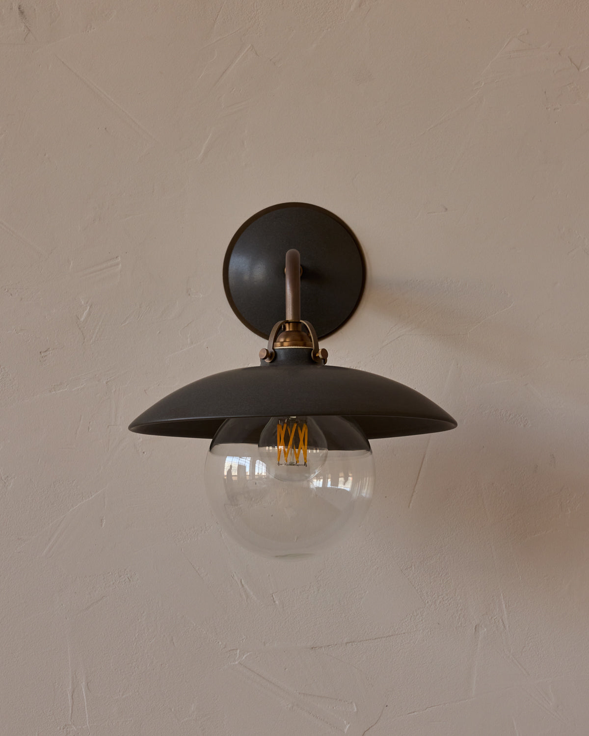 #shade-finish_almost black ceramic
#metal-finish_antique brass
#globe_clear glass
