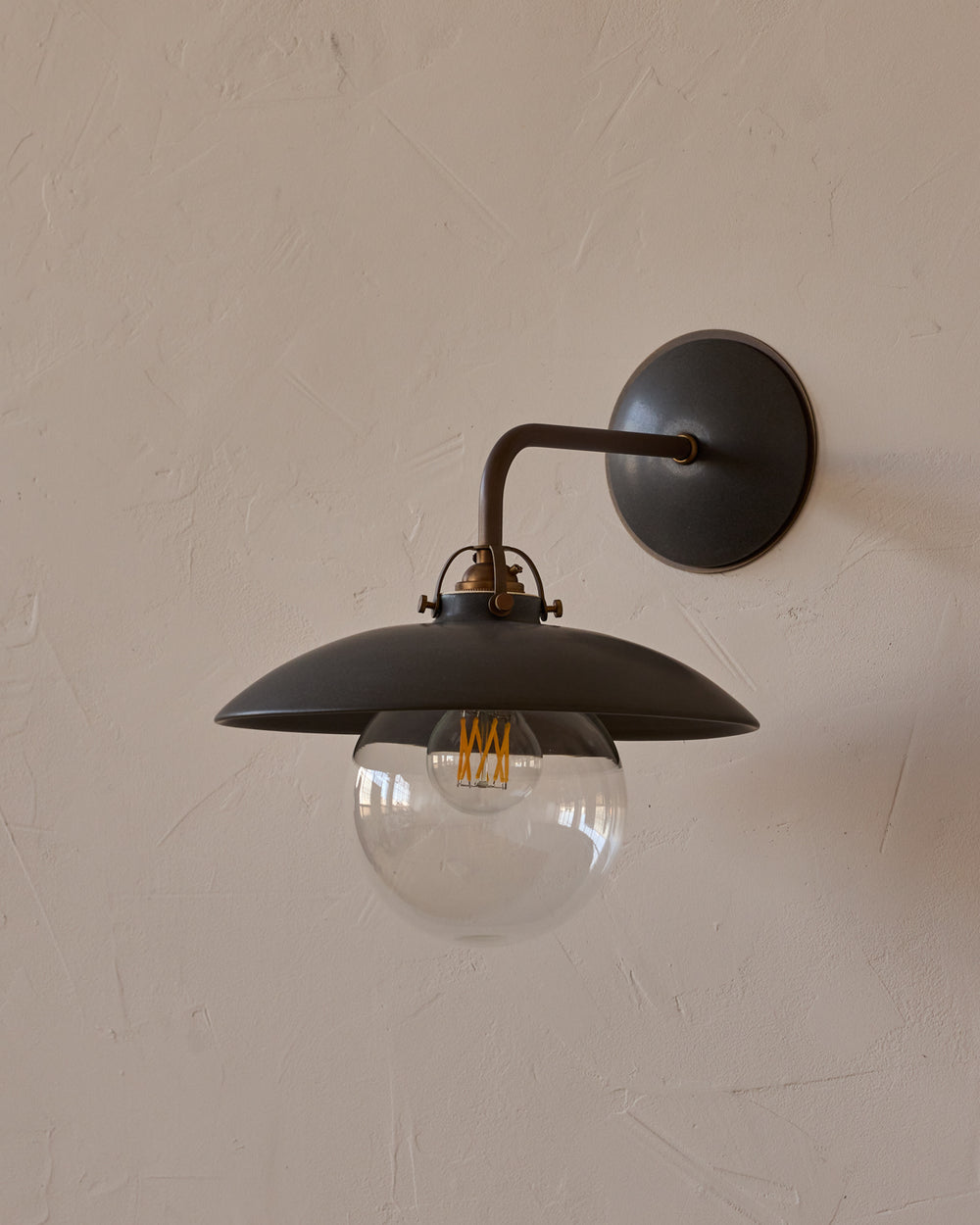 #shade-finish_almost black ceramic
#metal-finish_antique brass
#globe_clear glass