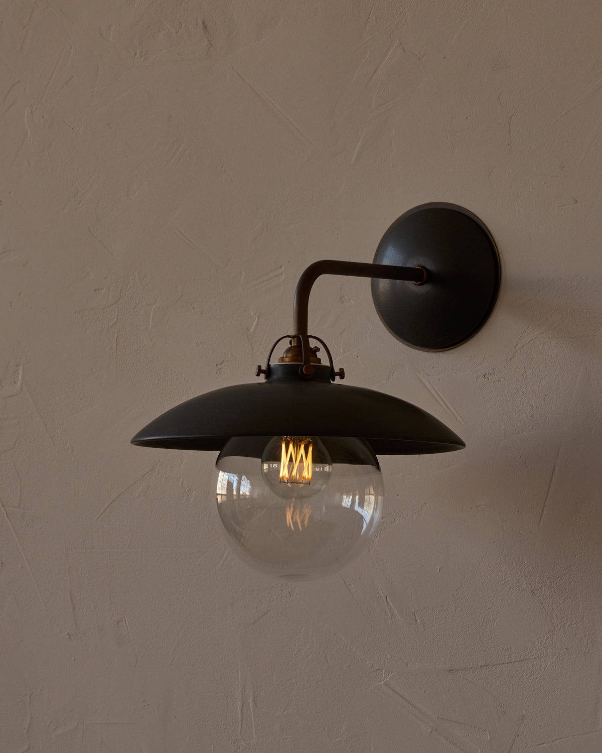 #shade-finish_almost black ceramic
#metal-finish_antique brass
#globe_clear glass