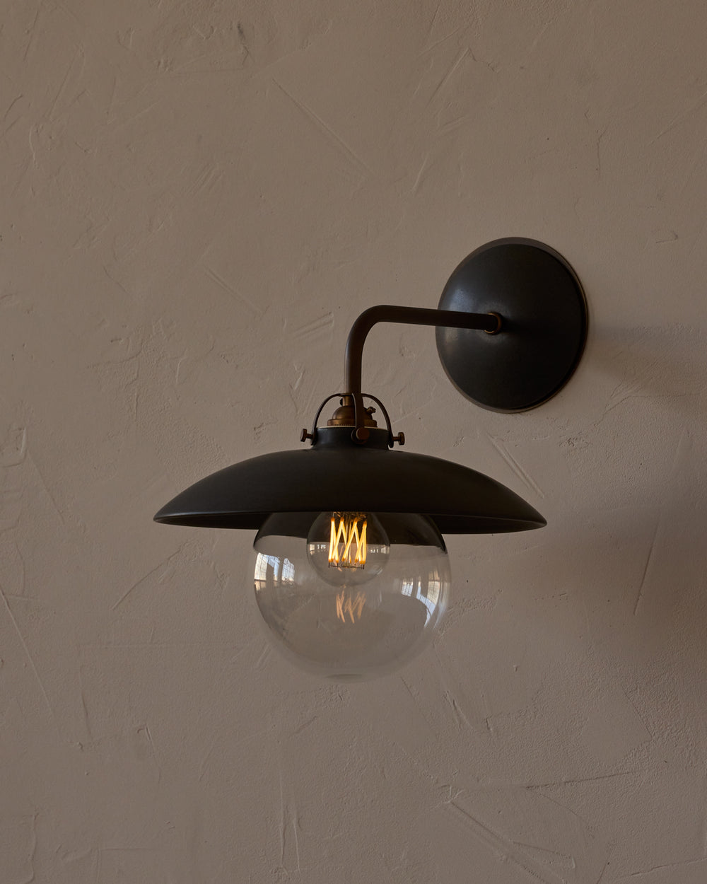 #shade-finish_almost black ceramic
#metal-finish_antique brass
#globe_clear glass