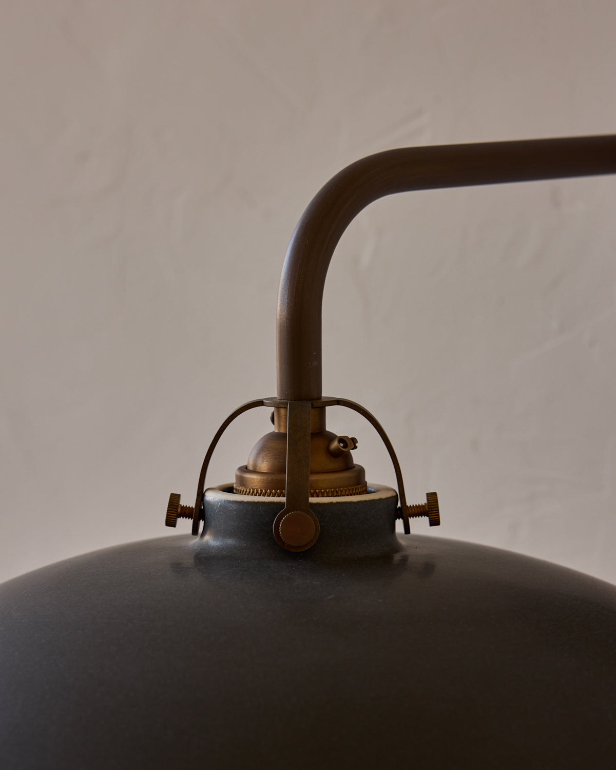 #shade-finish_almost black ceramic
#metal-finish_antique brass
#globe_clear glass