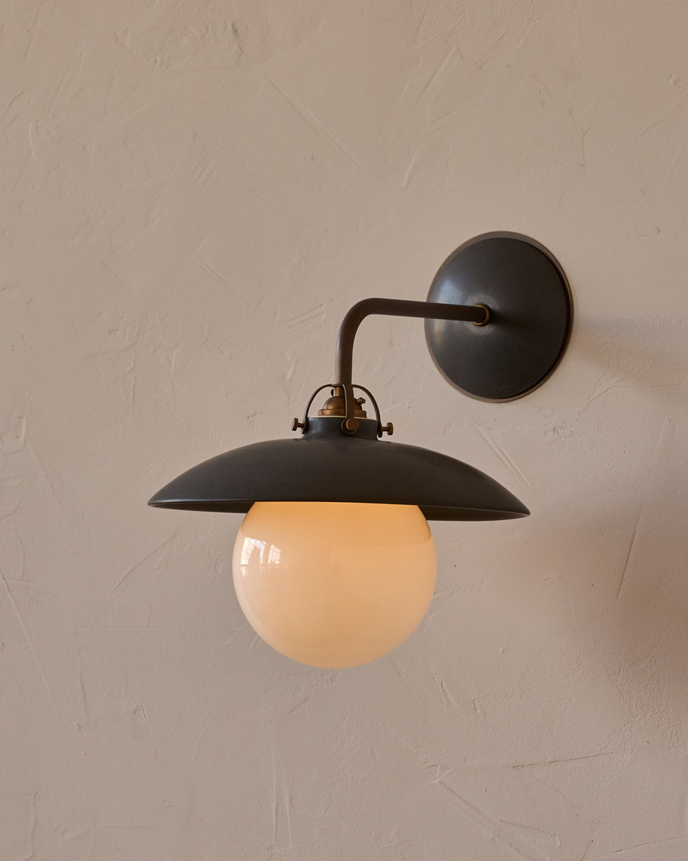 #shade-finish_almost black ceramic
#metal-finish_antique brass
#globe_milk glass
