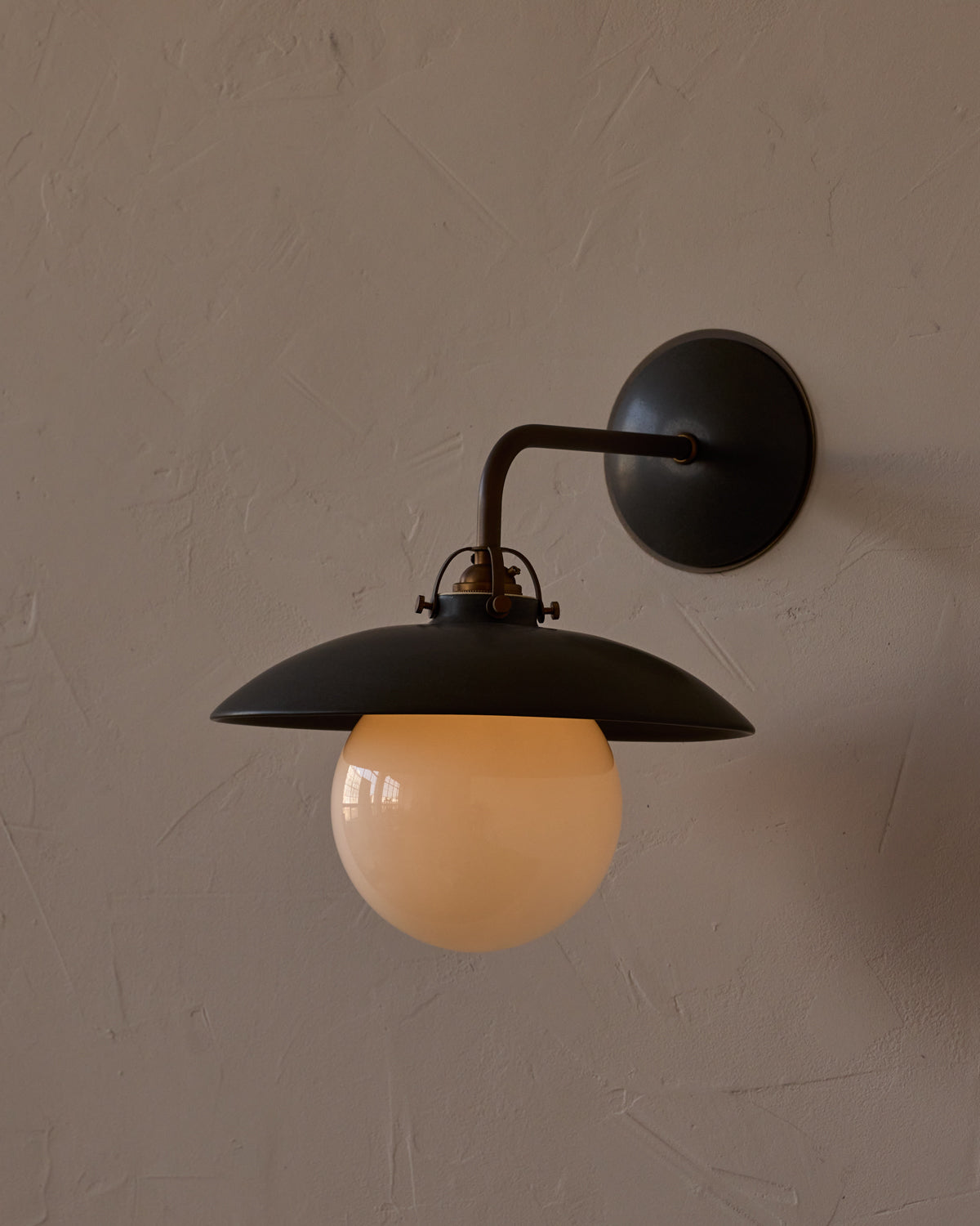 #shade-finish_almost black ceramic
#metal-finish_antique brass
#globe_milk glass