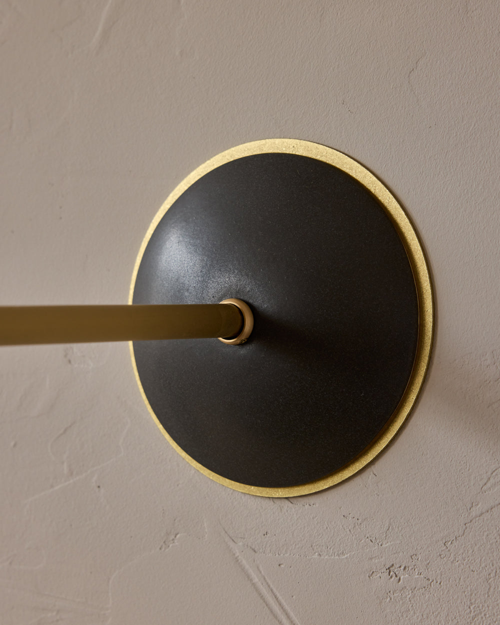 #shade-finish_almost black ceramic
#metal-finish_satin brass
#globe_clear glass