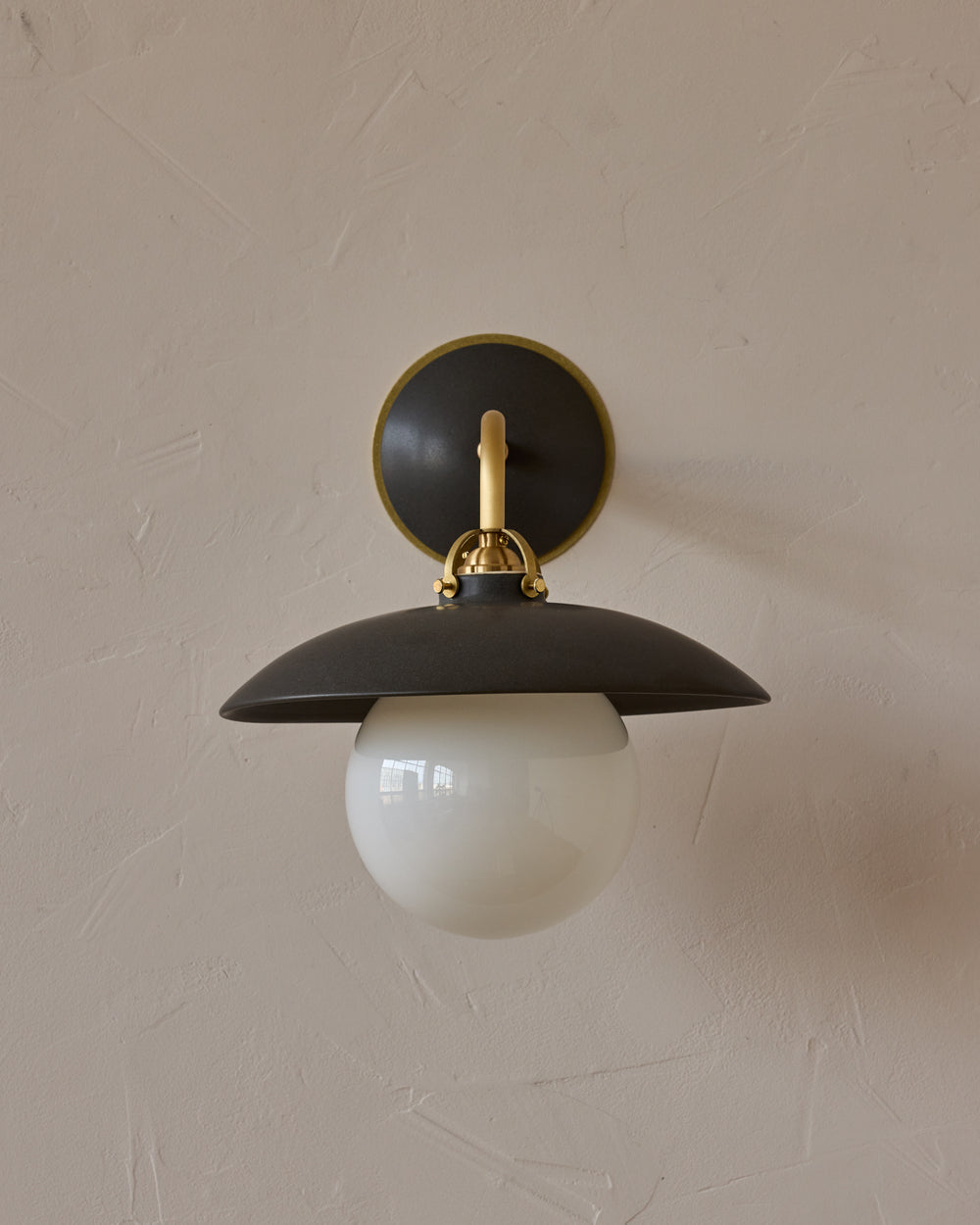 #shade-finish_almost black ceramic
#metal-finish_satin brass
#globe_milk glass