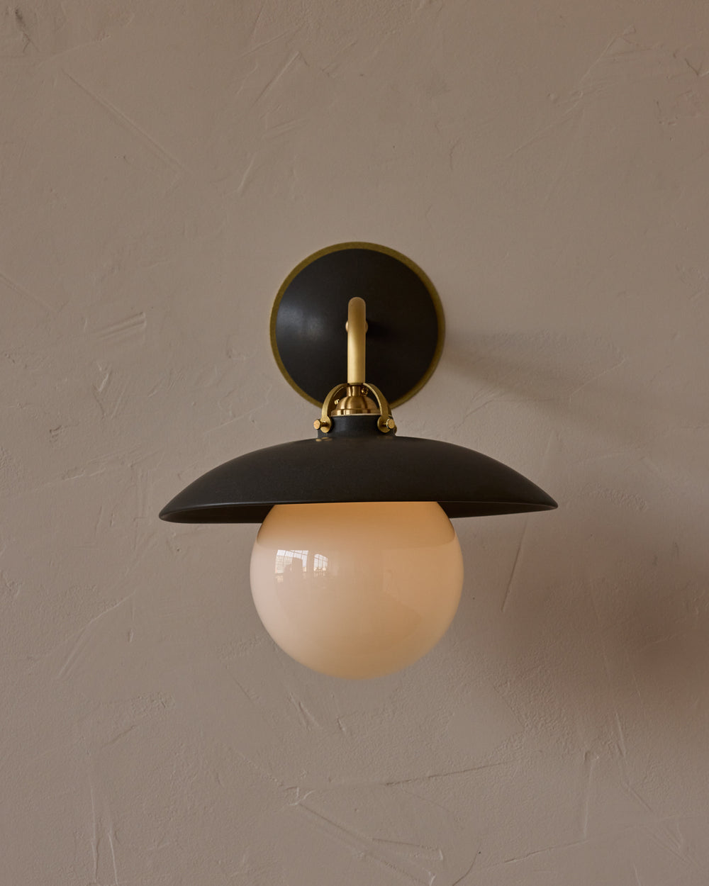 #shade-finish_almost black ceramic
#metal-finish_satin brass
#globe_milk glass