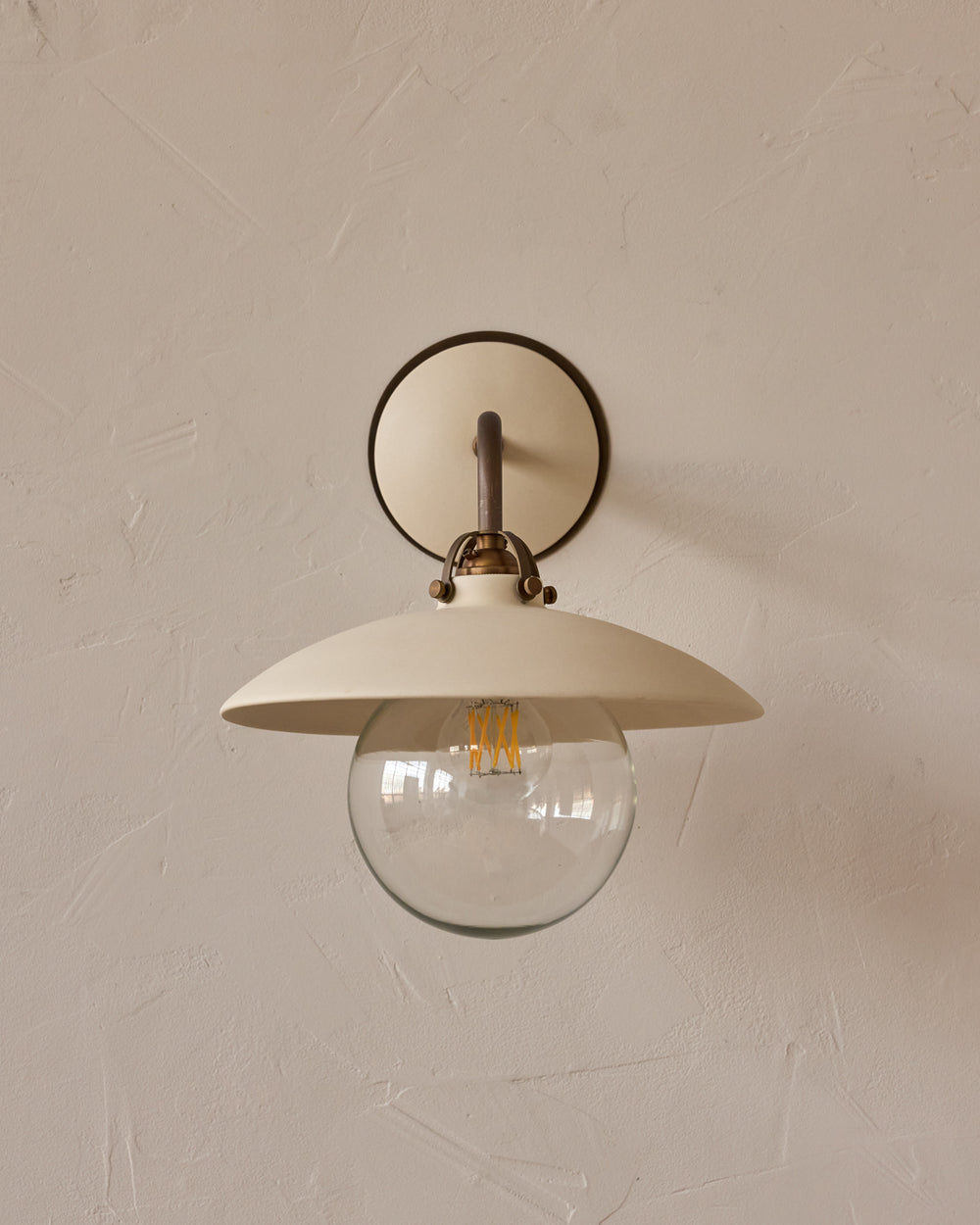 #shade-finish_biscuit ceramic
#metal-finish_antique brass
#globe_clear glass