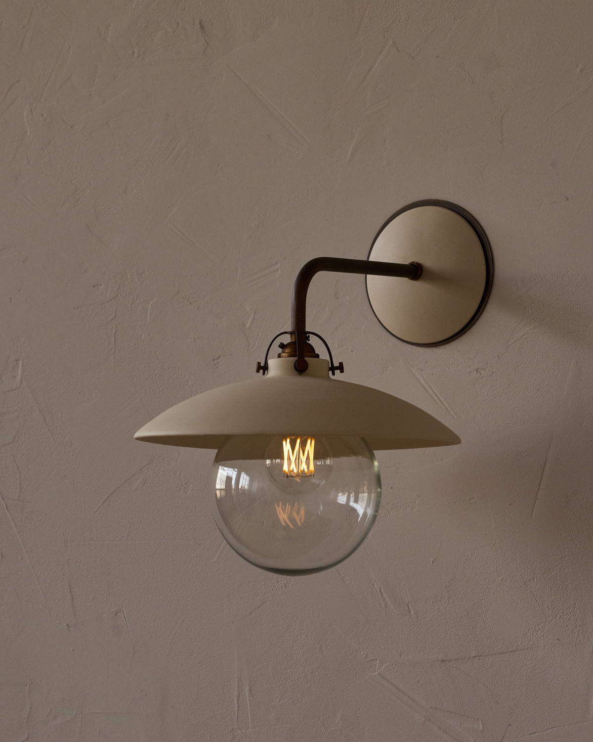 #shade-finish_biscuit ceramic
#metal-finish_antique brass
#globe_clear glass
