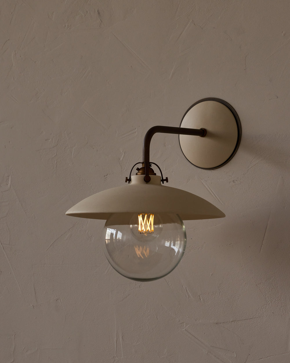 #shade-finish_biscuit ceramic
#metal-finish_antique brass
#globe_clear glass