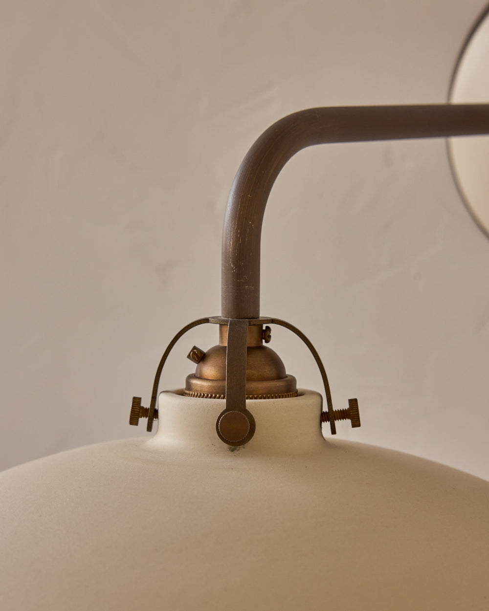 #shade-finish_biscuit ceramic
#metal-finish_antique brass
#globe_clear glass