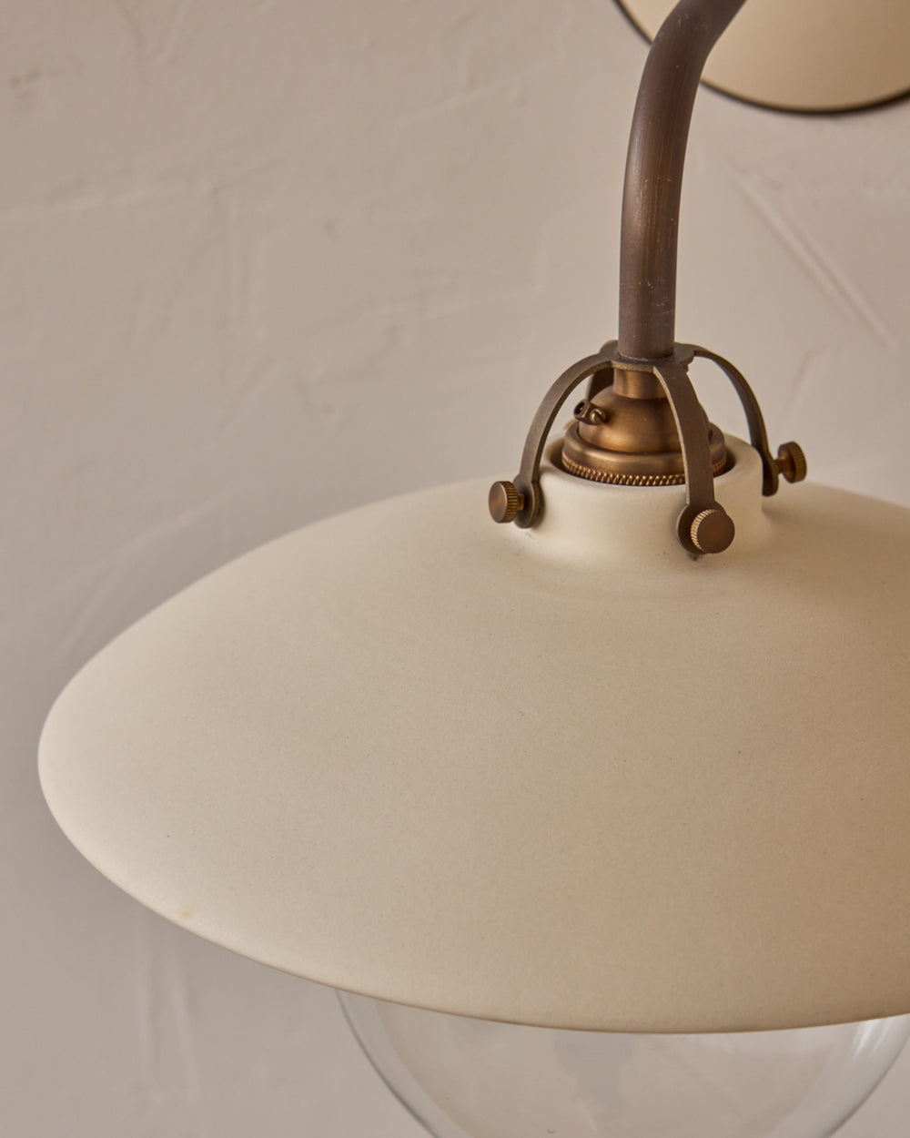 #shade-finish_biscuit ceramic
#metal-finish_antique brass
#globe_clear glass