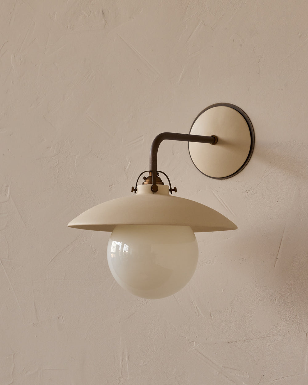#shade-finish_biscuit ceramic
#metal-finish_antique brass
#globe_milk glass