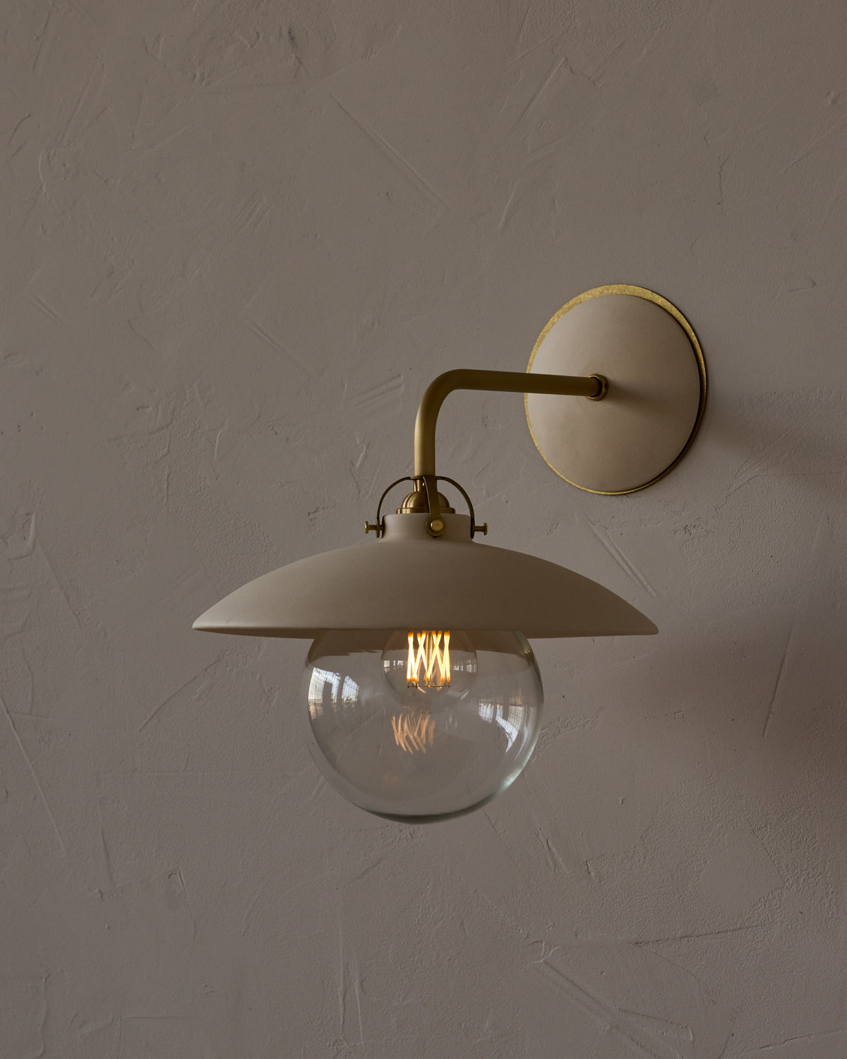 #shade-finish_biscuit ceramic
#metal-finish_satin brass
#globe_clear glass