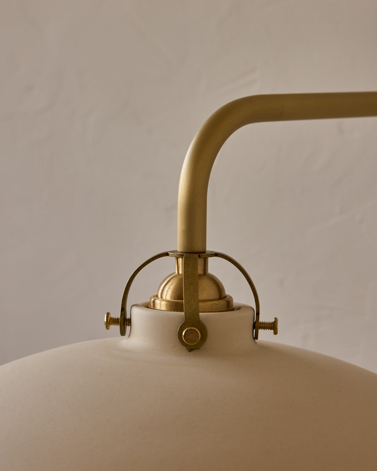 #shade-finish_biscuit ceramic
#metal-finish_satin brass
#globe_milk glass