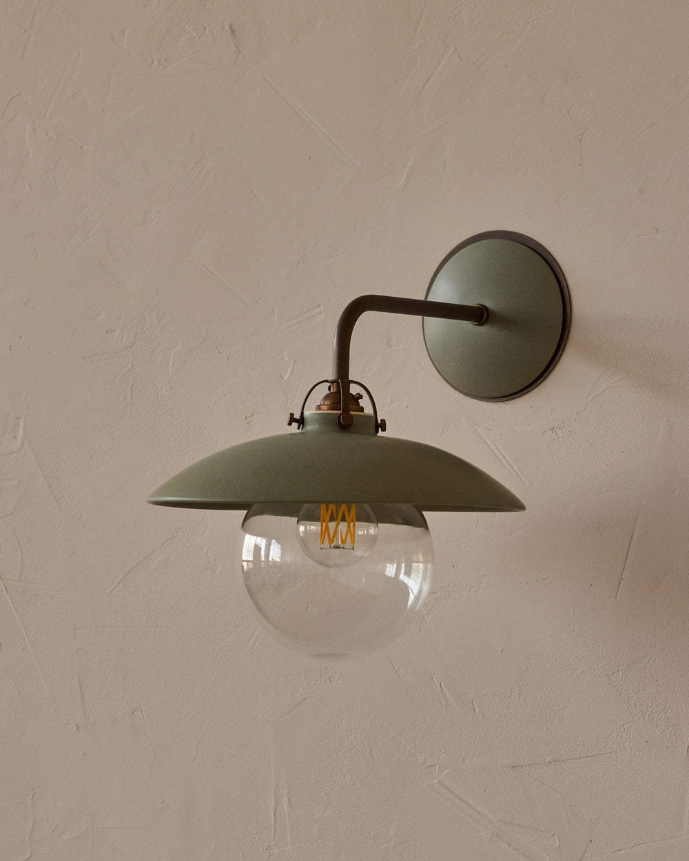 #shade-finish_olivine ceramic
#metal-finish_antique brass
#globe_clear glass
