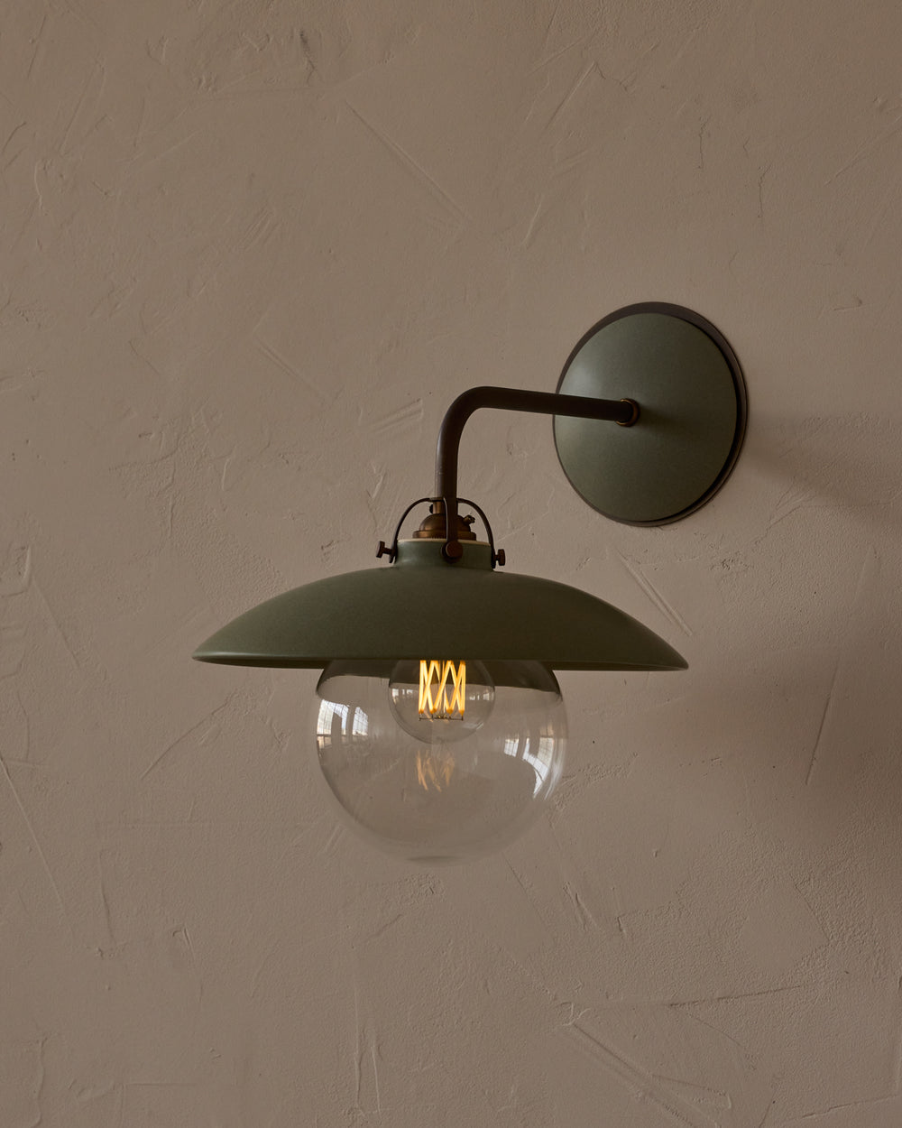 #shade-finish_olivine ceramic
#metal-finish_antique brass
#globe_clear glass
